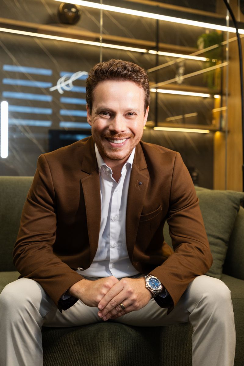 André Cavalcante sorrindo, no escritório