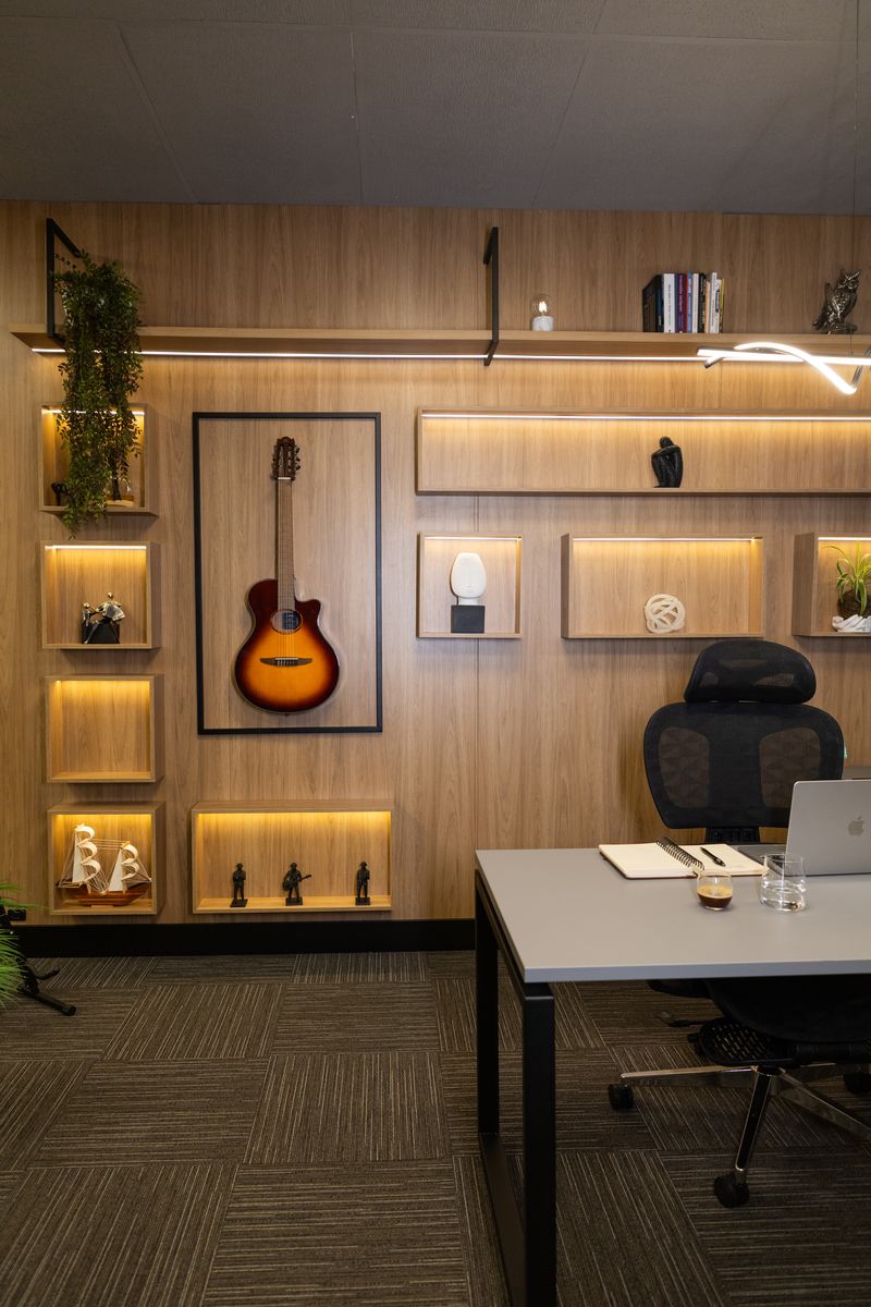 Sala de trabalho do escritório, com estantes iluminadas