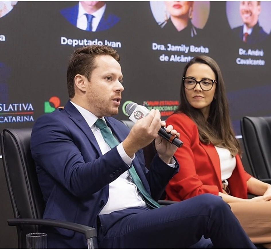 André Cavalcante com o microfone, em painel do Simpósio Estadual sobre os 35 anos do Código de Defesa do Consumidor